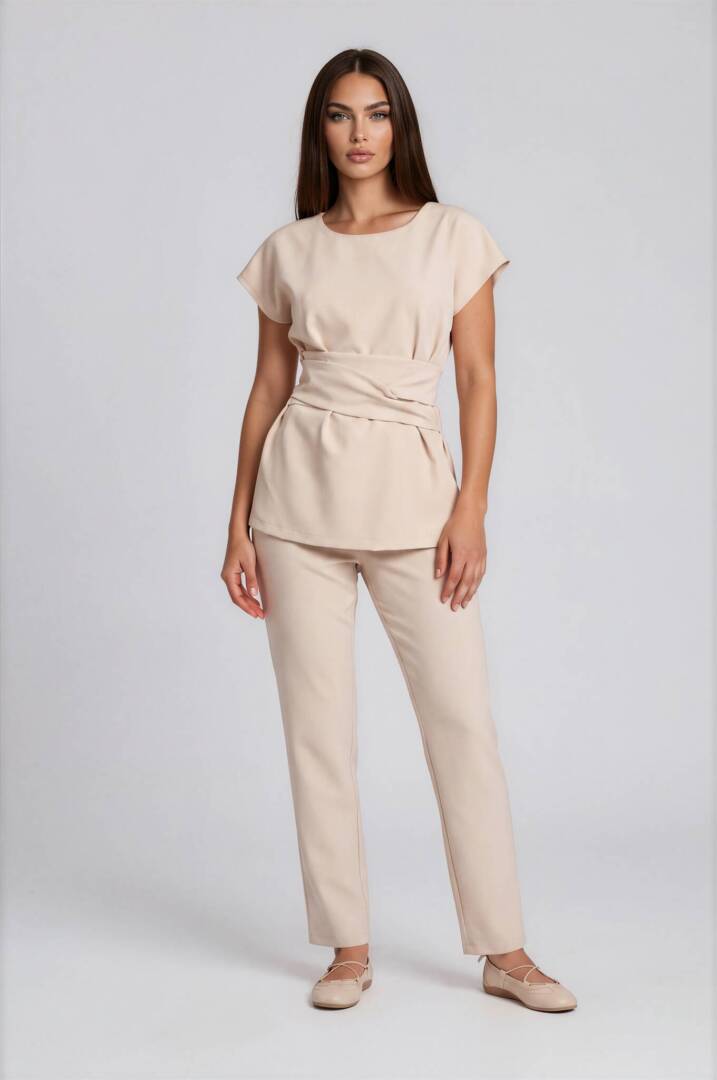 beige set aestetics Luxury beige spa uniform with relaxed wrap belt tunic, side slits and straight trousers, designed for wellness centres, aesthetic clinics and beauty salons.