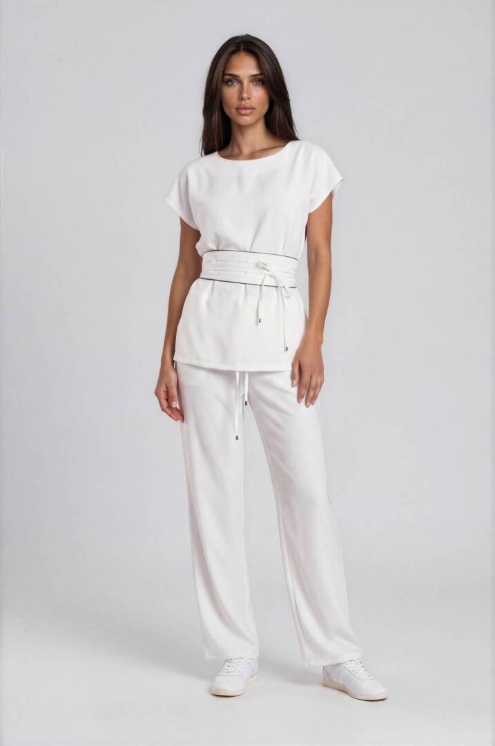 Professional uniform with relaxed silhouette and minimalist European design. Professional uniform with relaxed silhouette and minimalist European design.